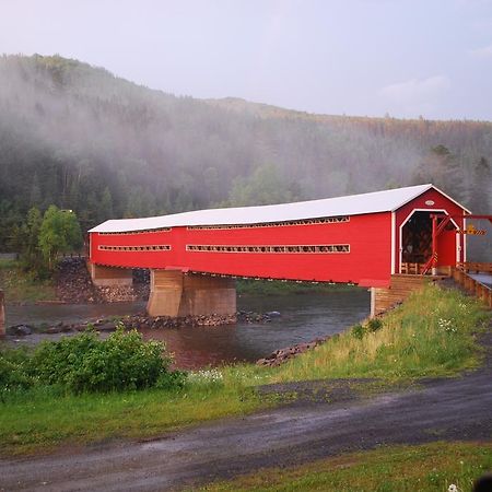 Auberge De La Riviere Matapedia - Matapedia River Lodge Routhierville 외부 사진