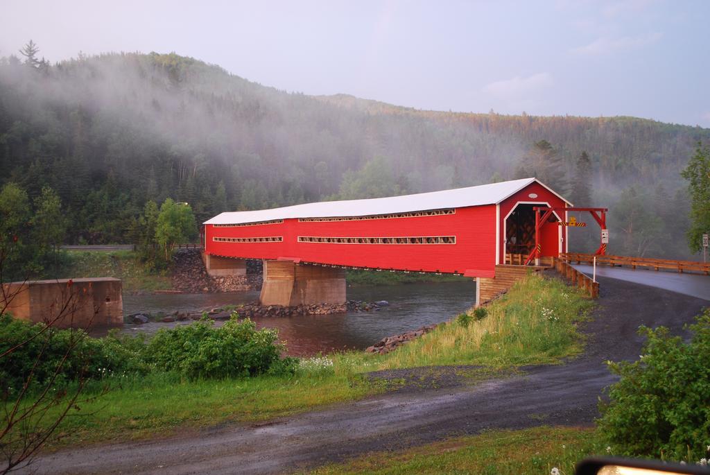 Auberge De La Riviere Matapedia - Matapedia River Lodge Routhierville 외부 사진